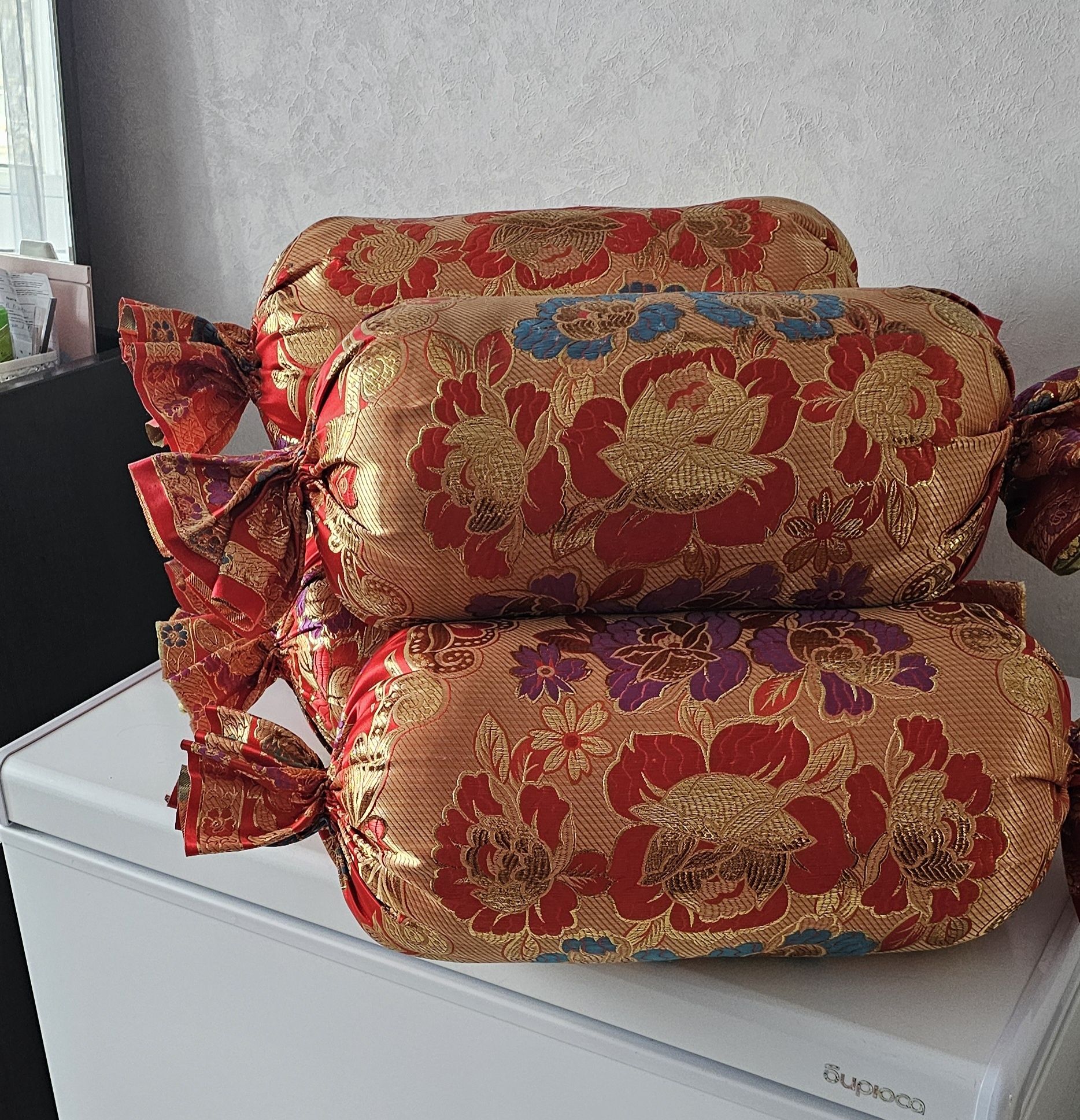 Продам подушки в форме конфетки. 
Подушки твердые, материал парча. 
5