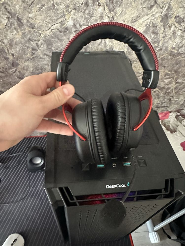 Игровой компьютер. Стол, кресло, игровая мышь, клавиатура, наушники.