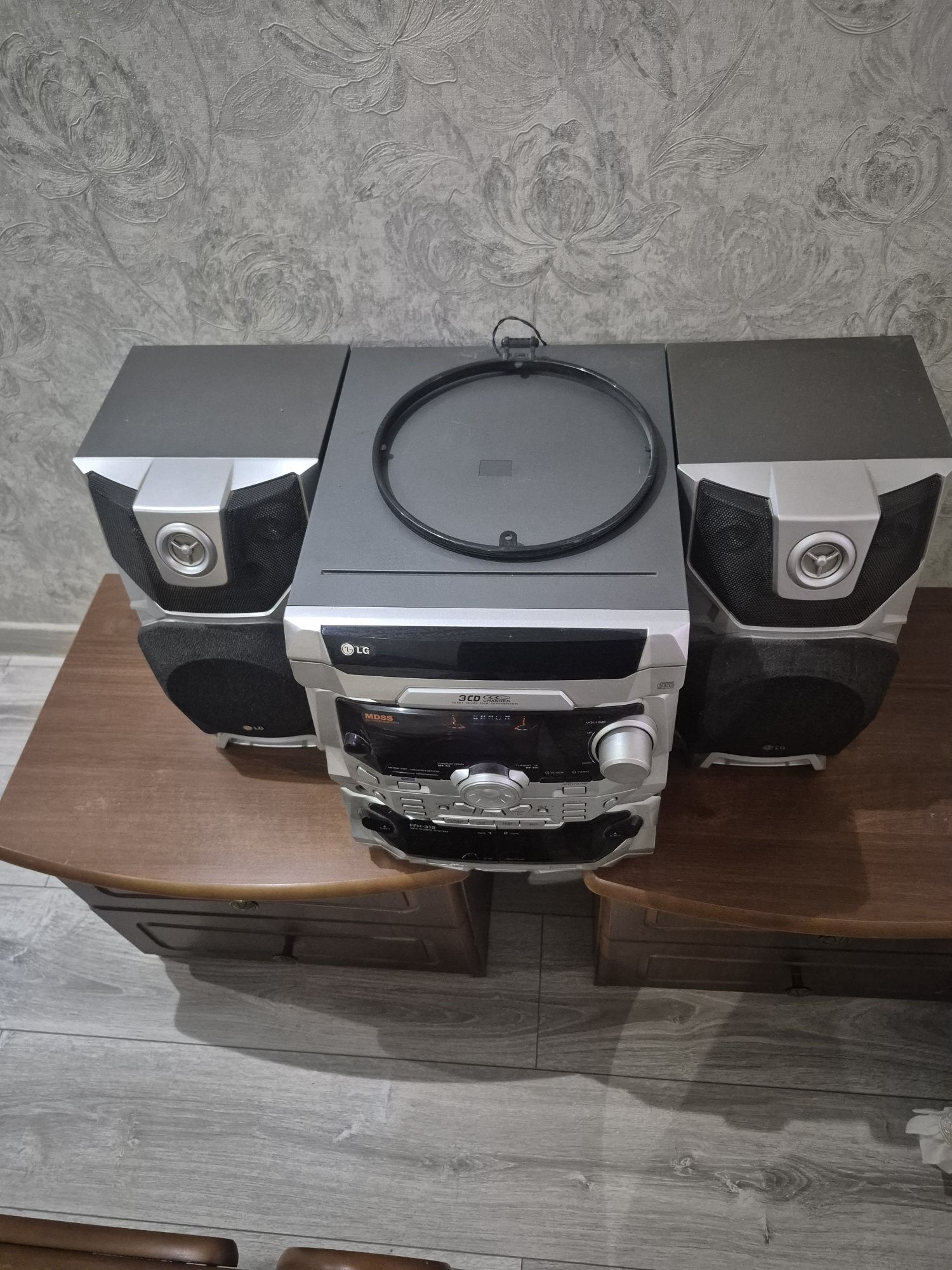 Продам музыкальный центр LG