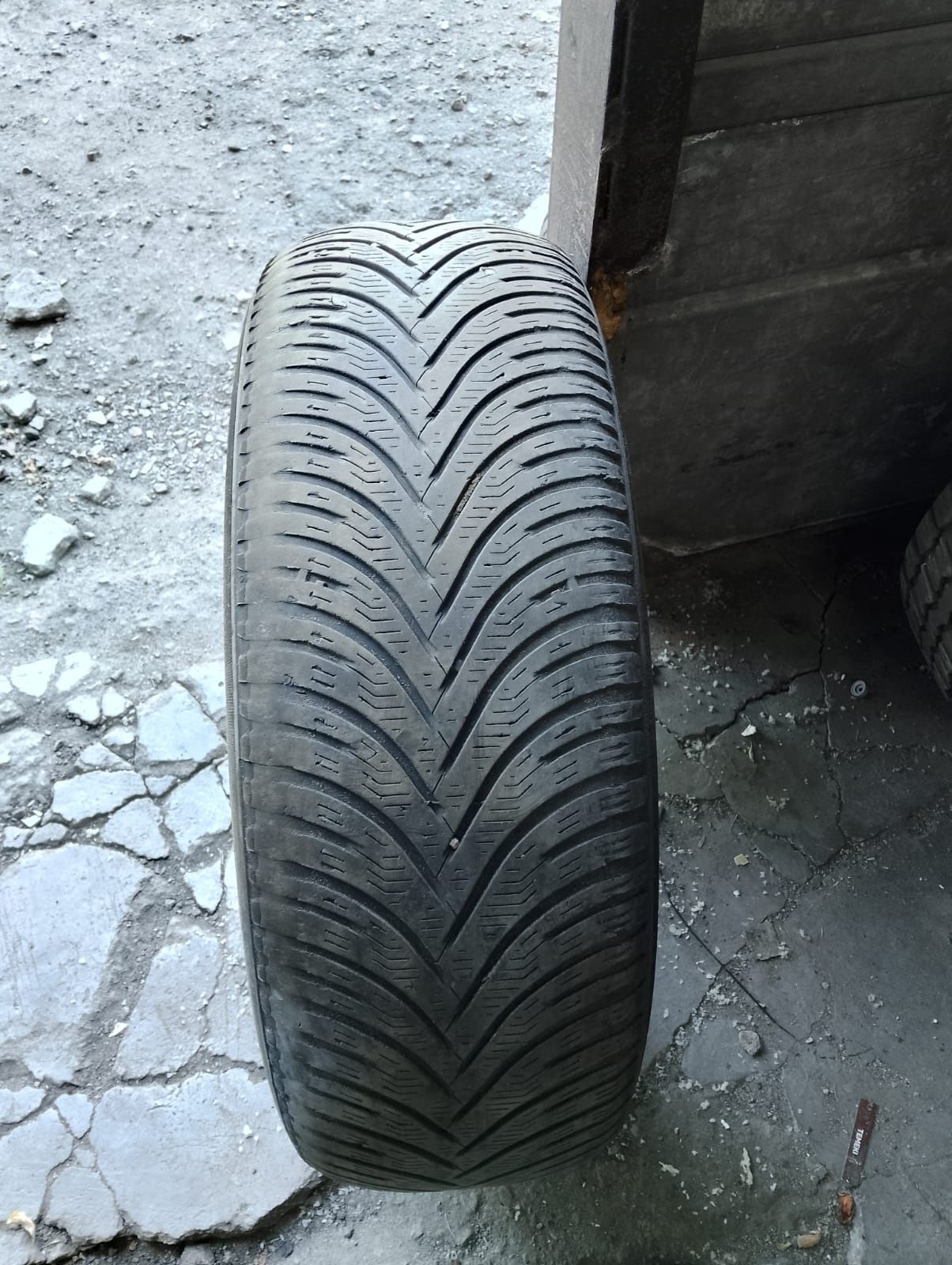 Продам  Шины  б / у .