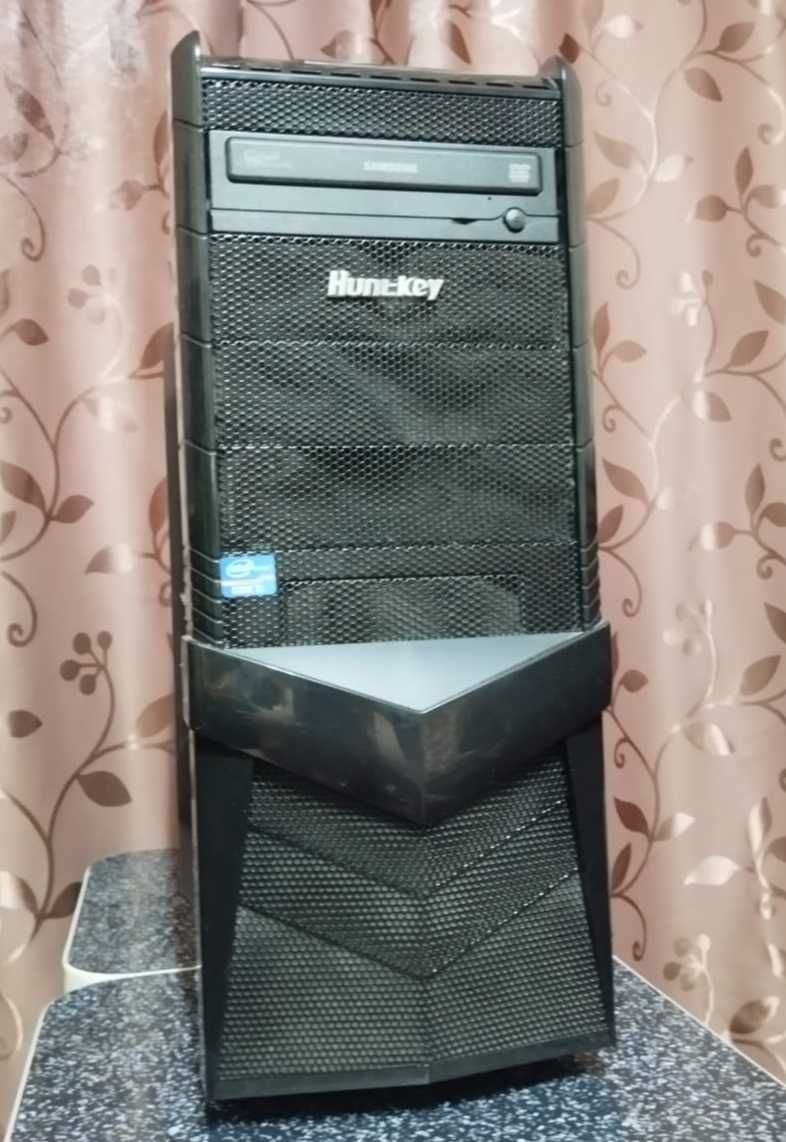 Игровой компьютер с монитором