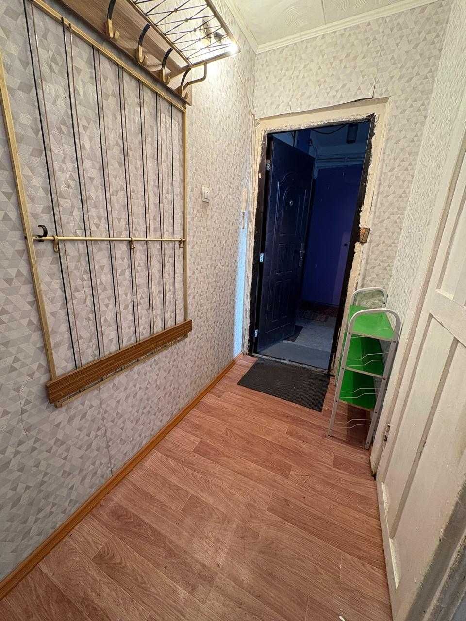 Продам 2 комнатную  квартиру  по Абая 1/5 эт