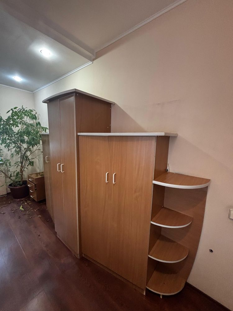 Офисные шкафы, столы и тумбы