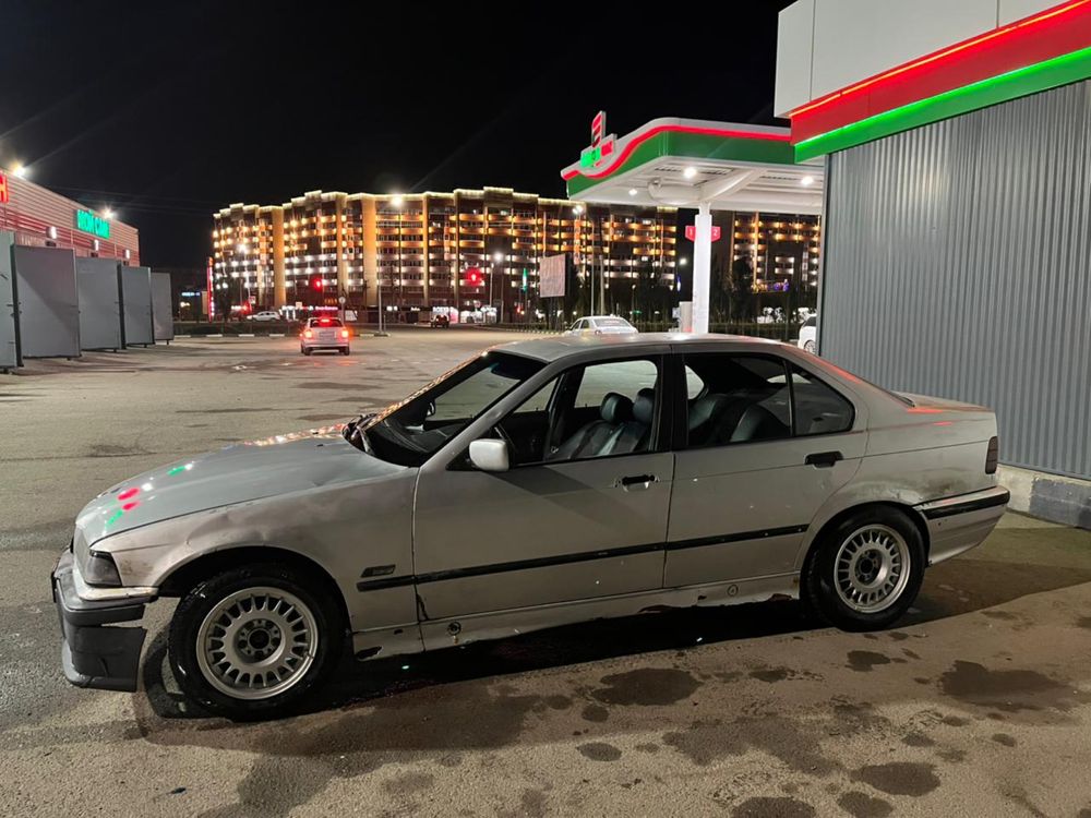 Продам машину BMW 318, 1993 года