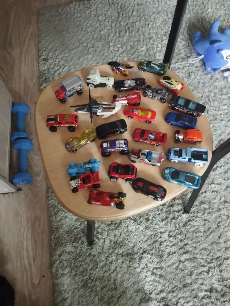 Продам машинки hot wheels оригинал в хорошем состоянии