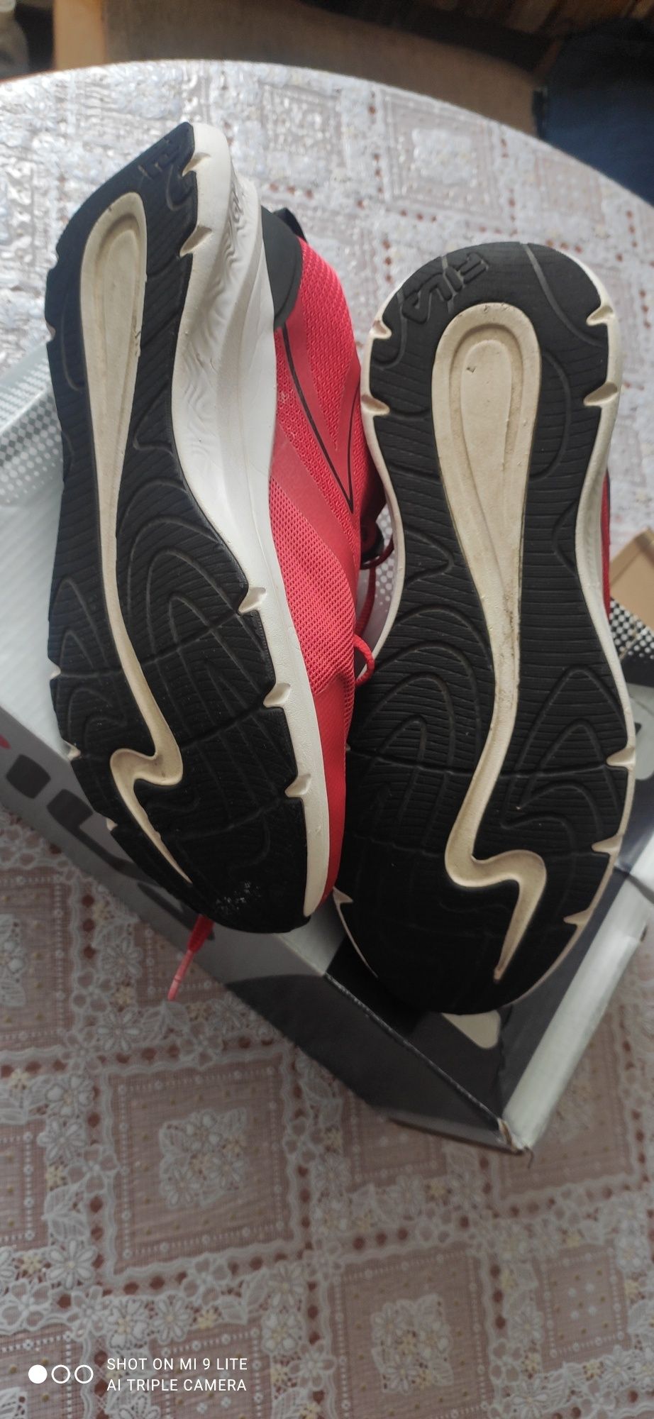 Продаются кроссовки Fila 43 размер.