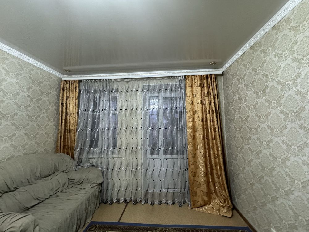 Б/у. Срочно продается 3/4 коверы, шторы и тюль,телевизор,камод .
