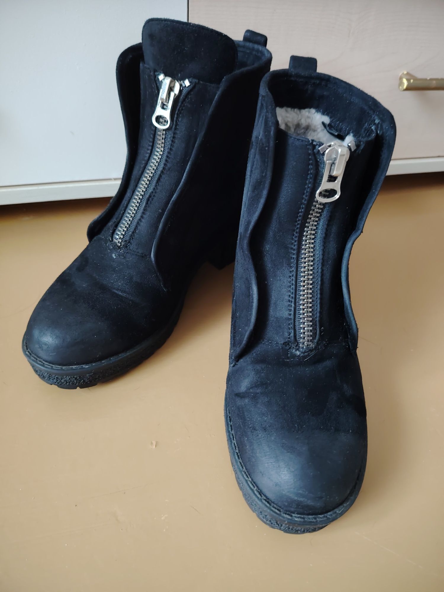 Продам ботинки женские зимние.