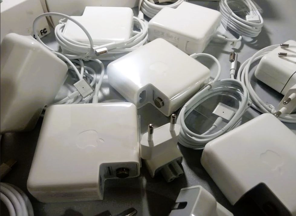 от Apple зарядка от MacBook - блок питания, шнур
