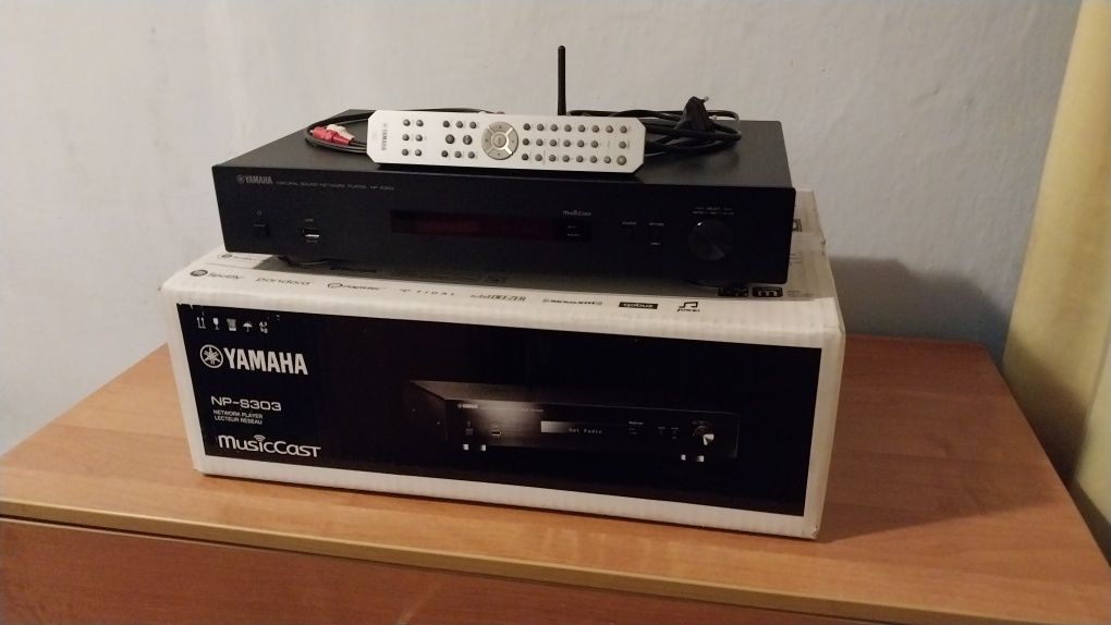 Yamaha NP-S303 Black сетевой Hi-Fi проигрыватель стример