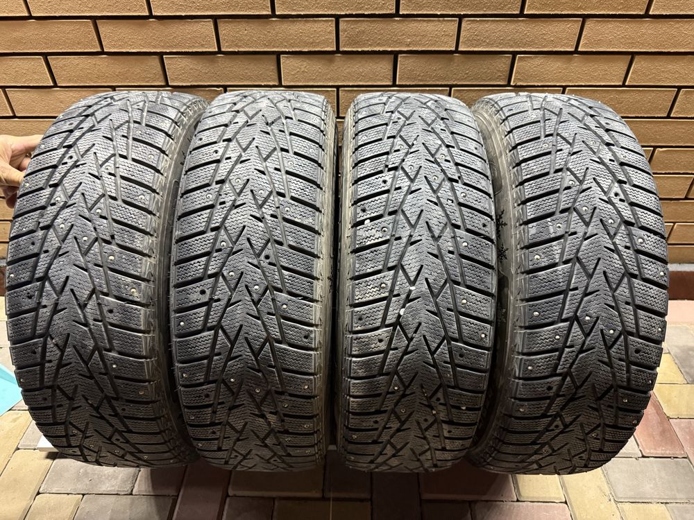 Продам комплект зимней резины с дисками | 225/65 R17 | шипованные
