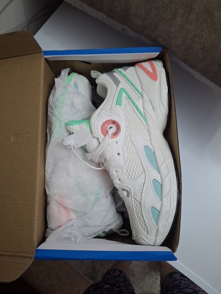Продам кроссовки Adidas