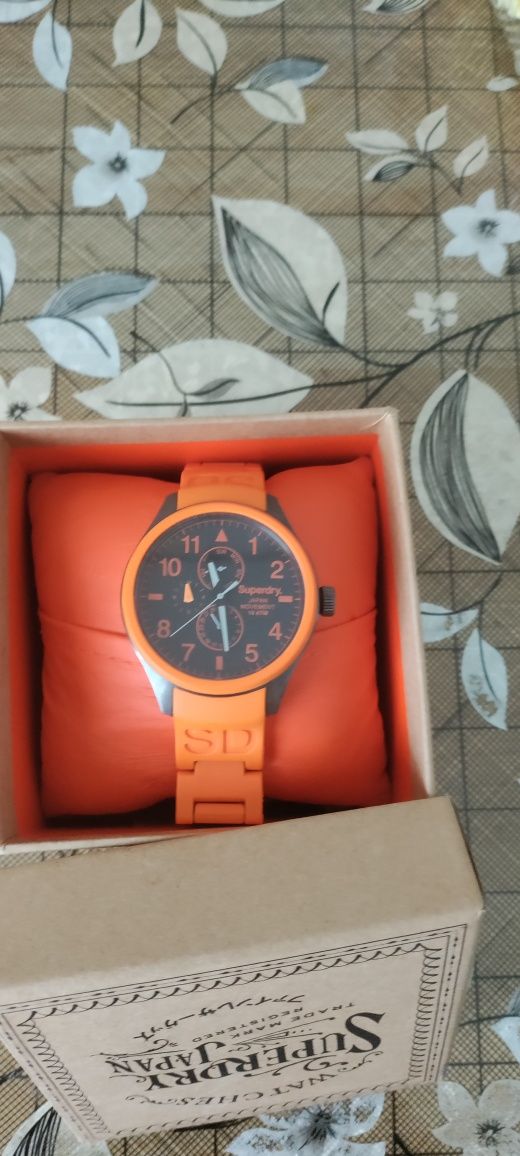 Продам часы Superdry