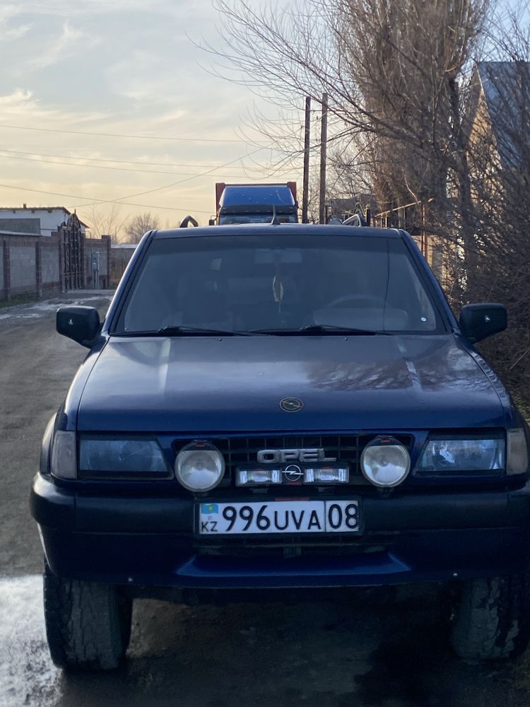 Машина Opel Frontera