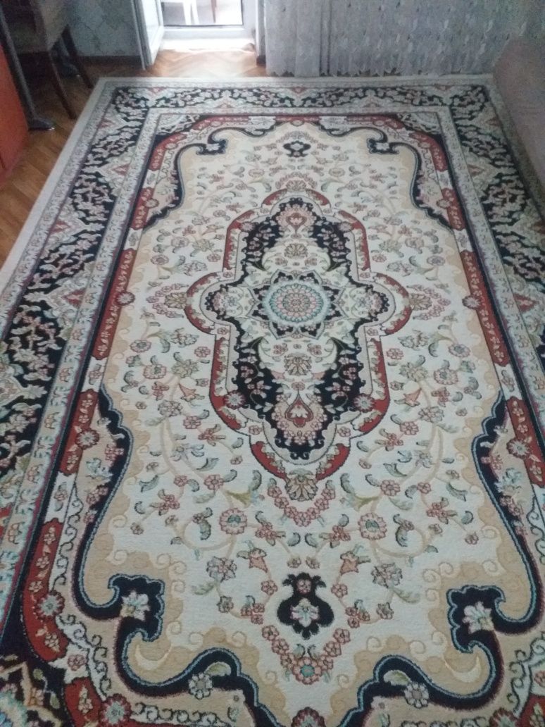 Продаётся ковёр 2,5×3,5 м.