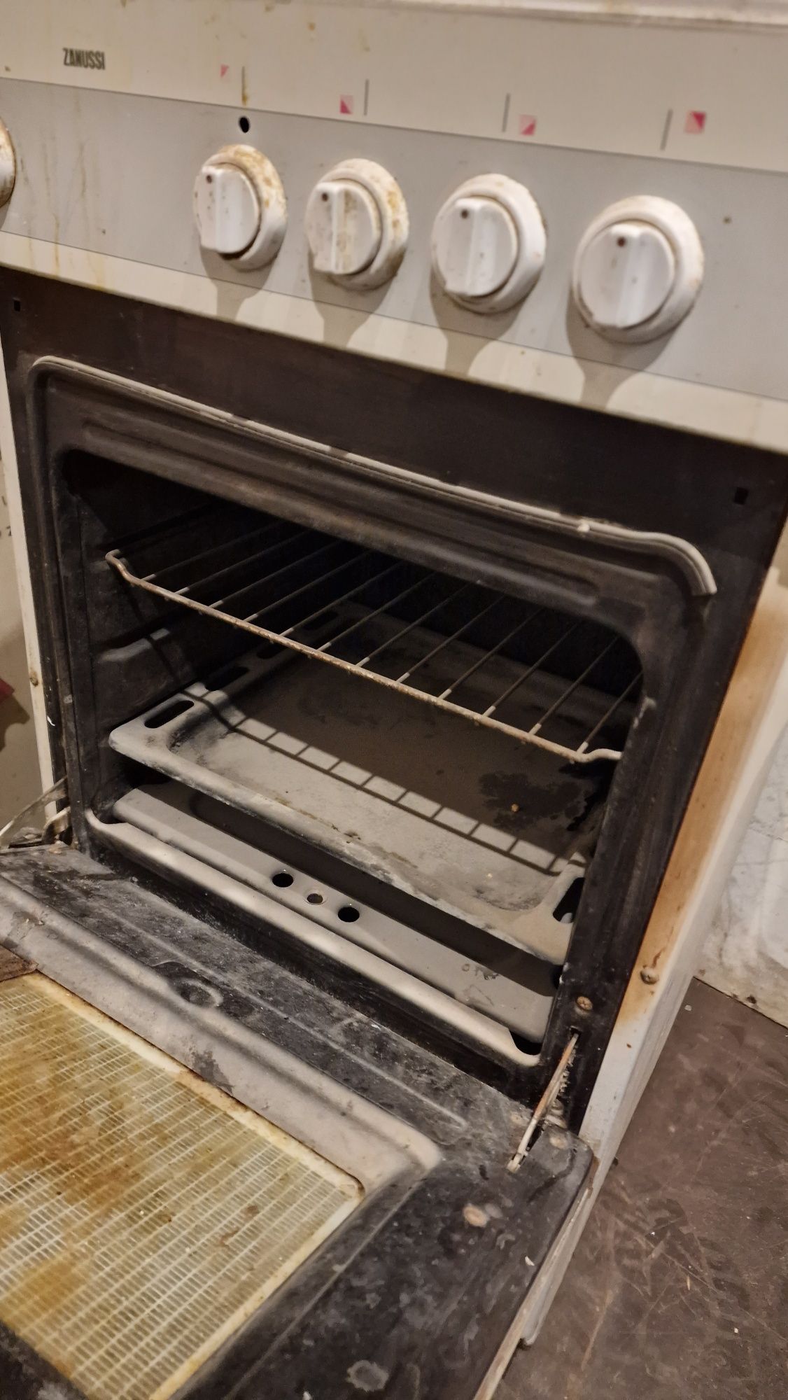 Продам газовую плиту Zanussi