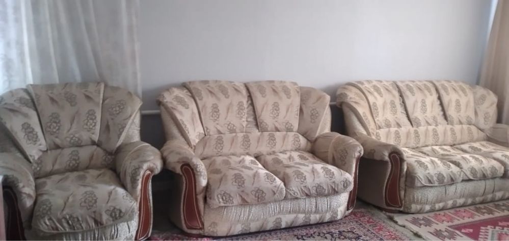Продам комплект дивана и кресел