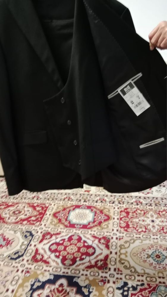 Мужские костюмы продам