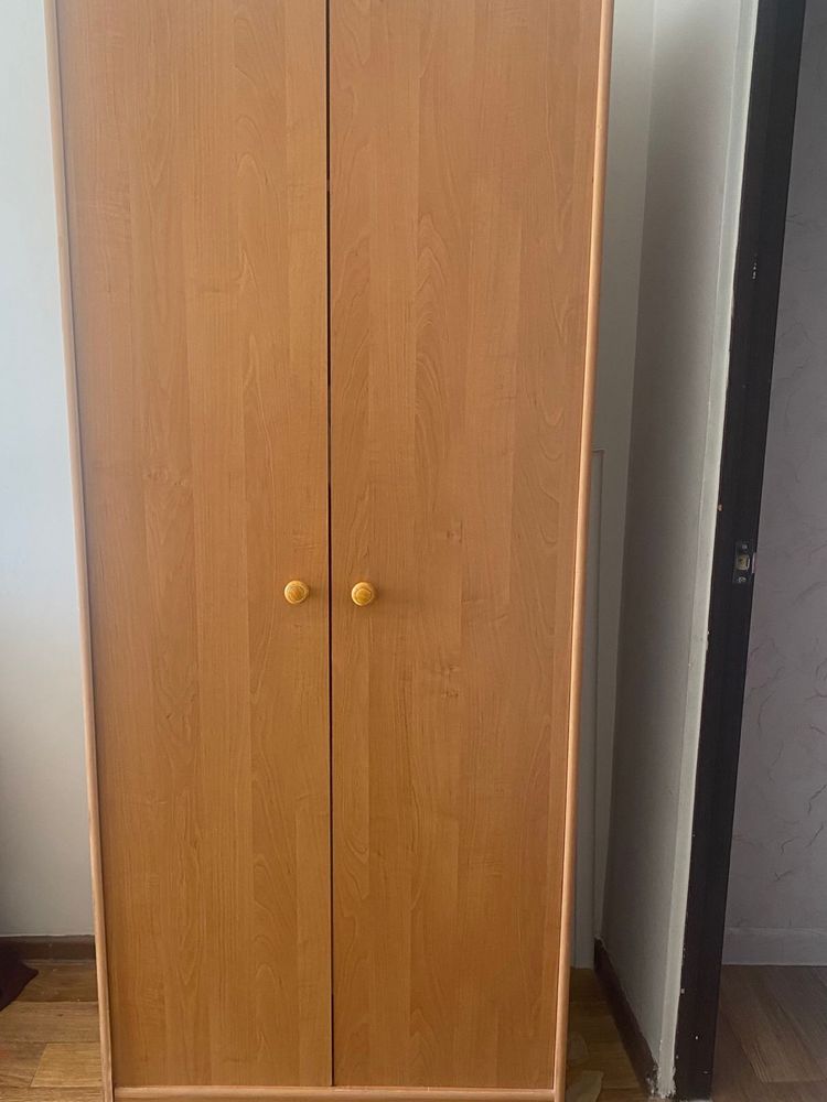 Продается комод,шкаф с партой плюс к ним 2тумбочки