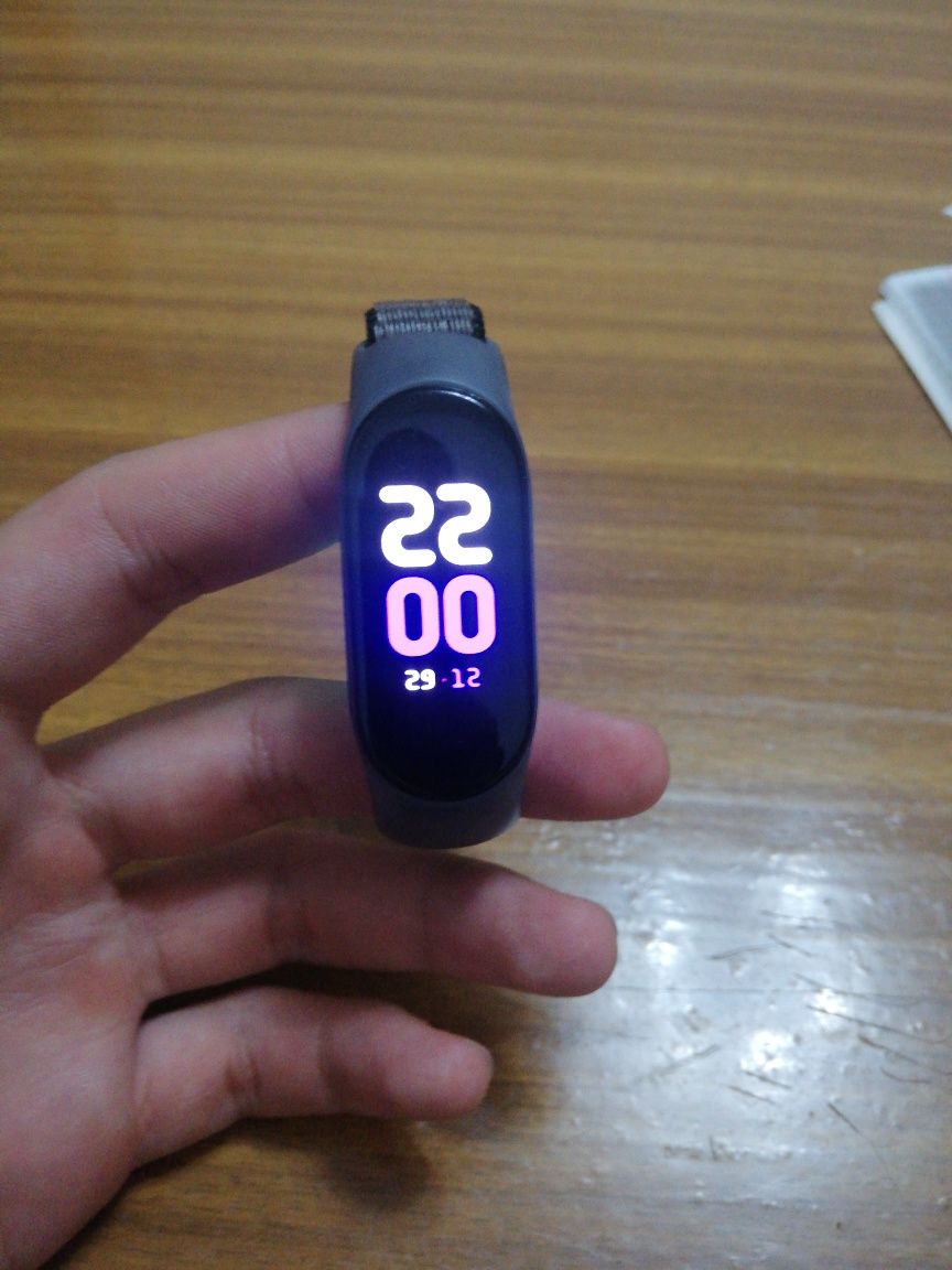 Продам часы мибанд 7