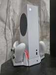 Xbox series s с коробкой, тремя геймпадами и зарядной станцией
