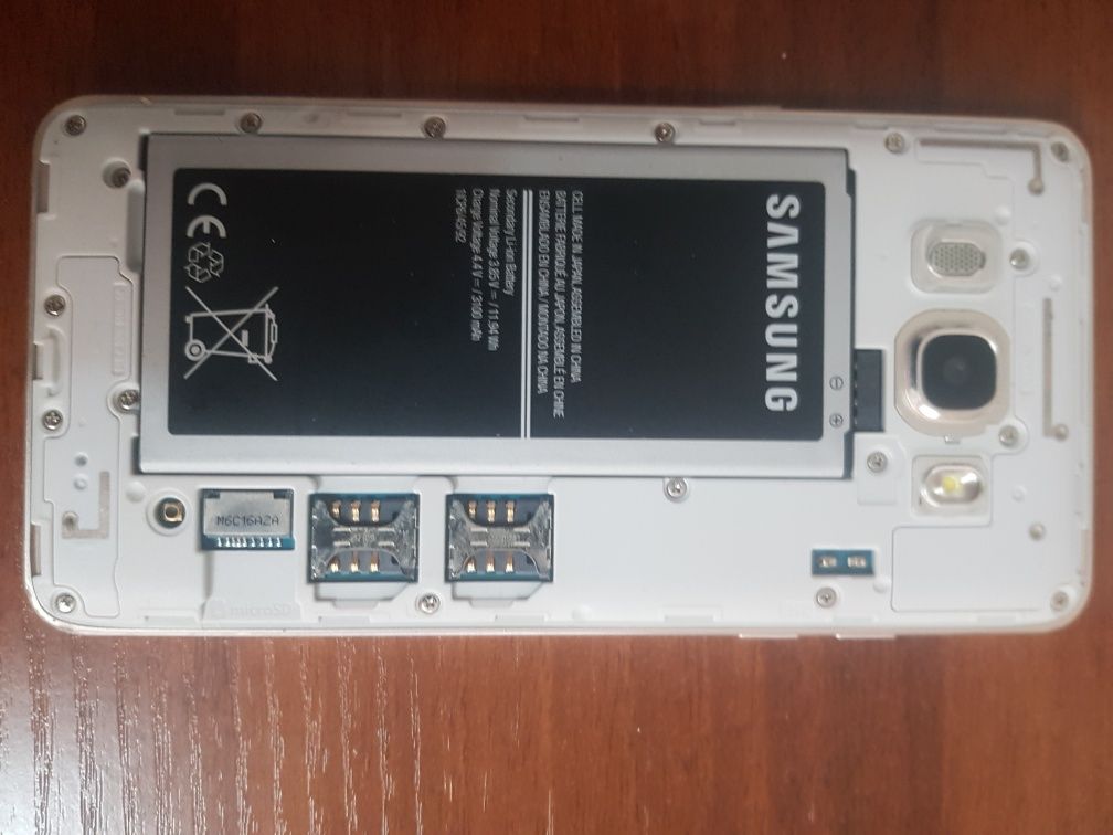 Прадам сотовой телефон Galaxy J5 (2016)