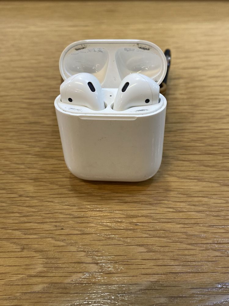 AirPods 2 оригинальные,в отличном состоянии