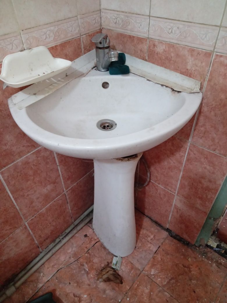 Продам раковины разные.