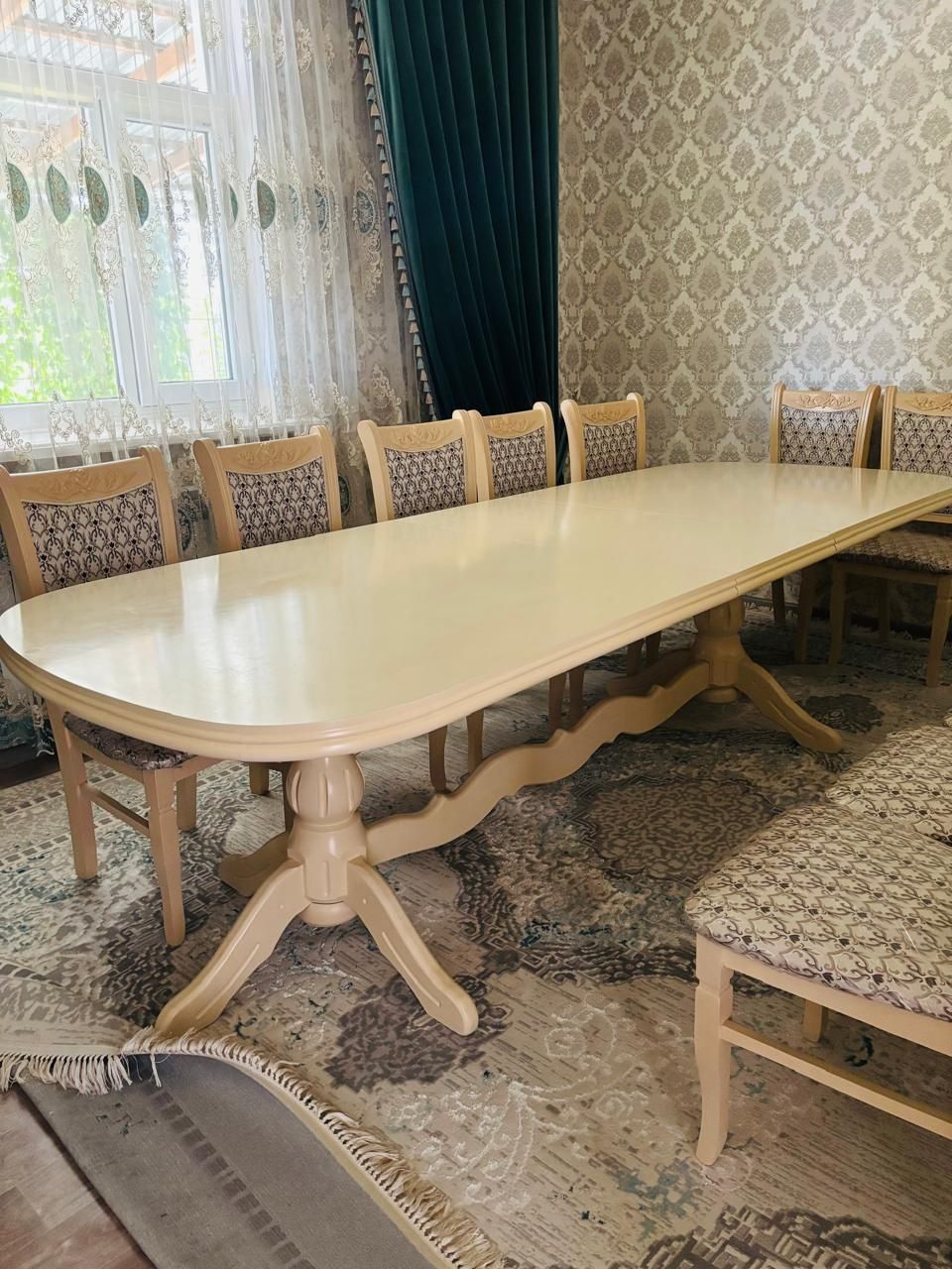 Авальный стол и стулья