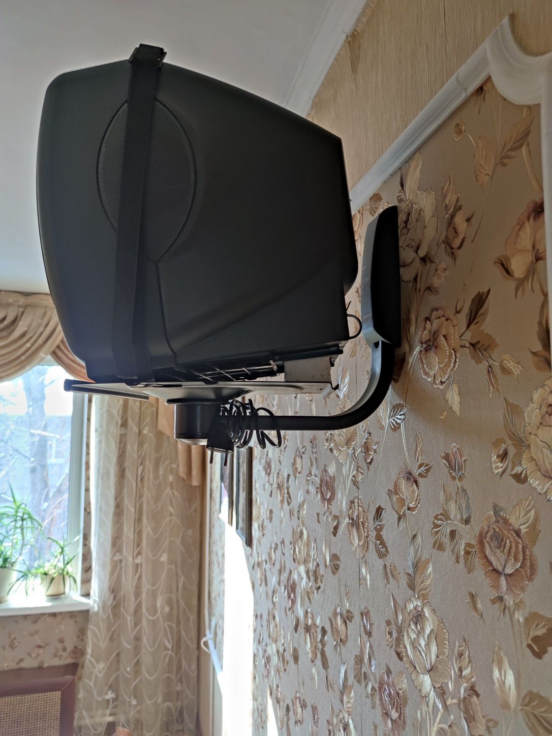 Продам телевизор PHILIPS бу с крепежным механизмом к стене.