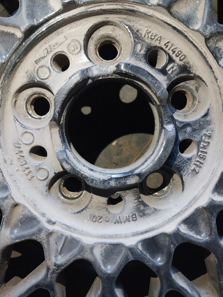 Диски R15 на BMW. Один с другим рисунком.