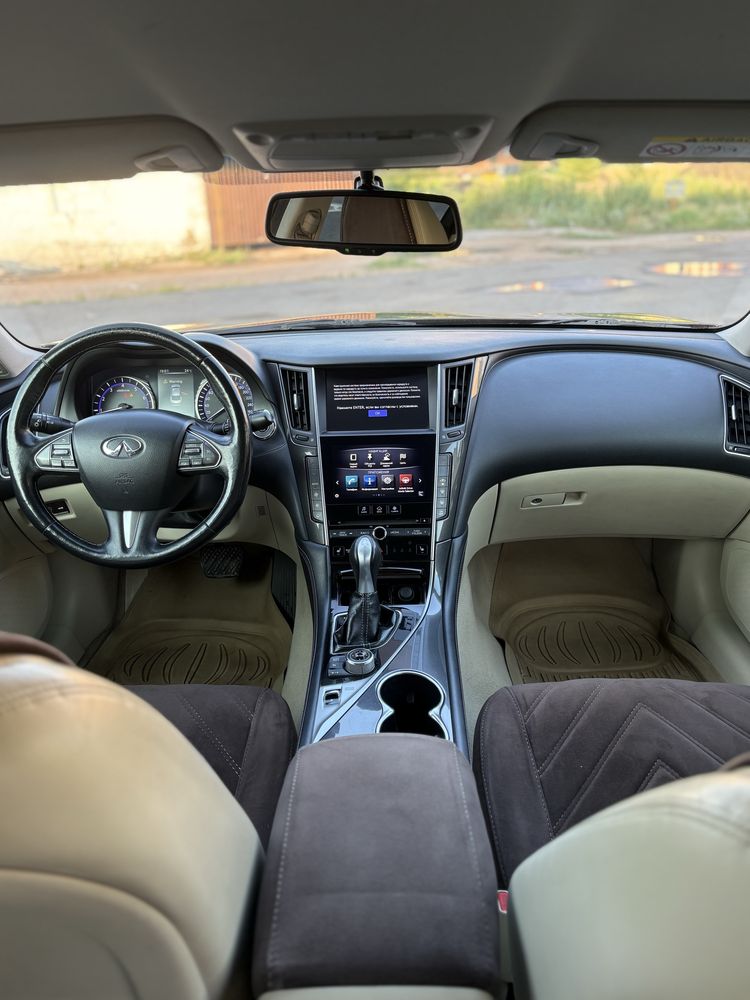 Продаю Infiniti Q50