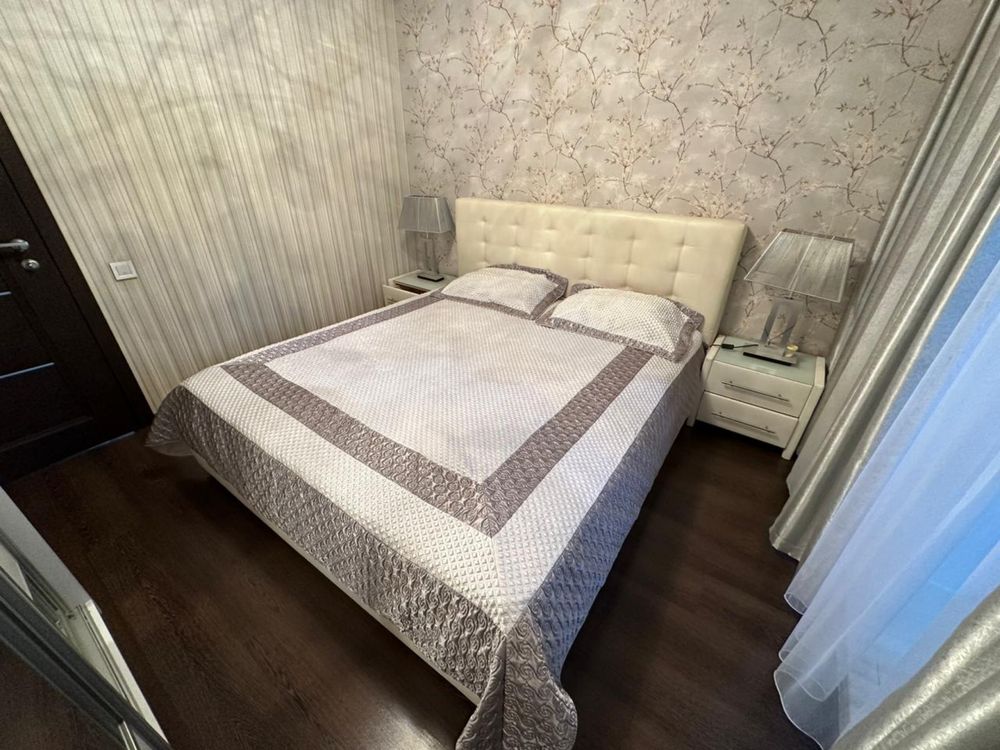 Продам кожанную 2х спальную кровать,2 тумбы, покрывало, 2 лампы