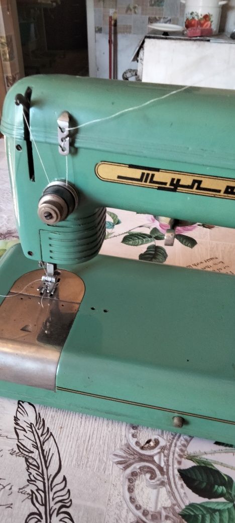 Продам швейную машину.