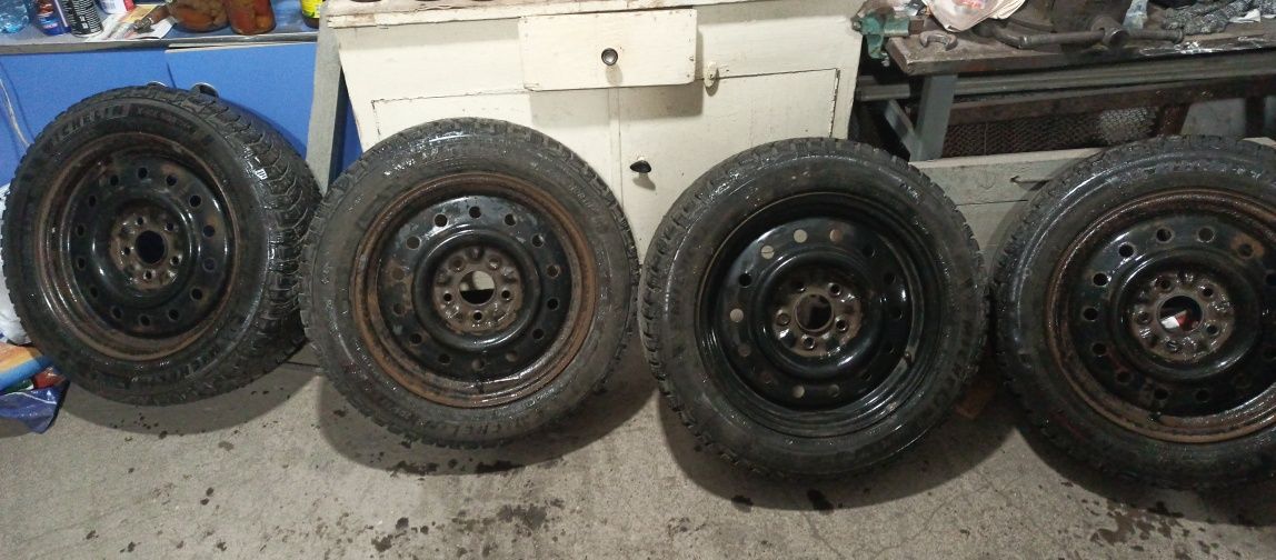 Продам комплект шин MICHELIN X-Ice North 4 205/55 R16 94T с шипами  с