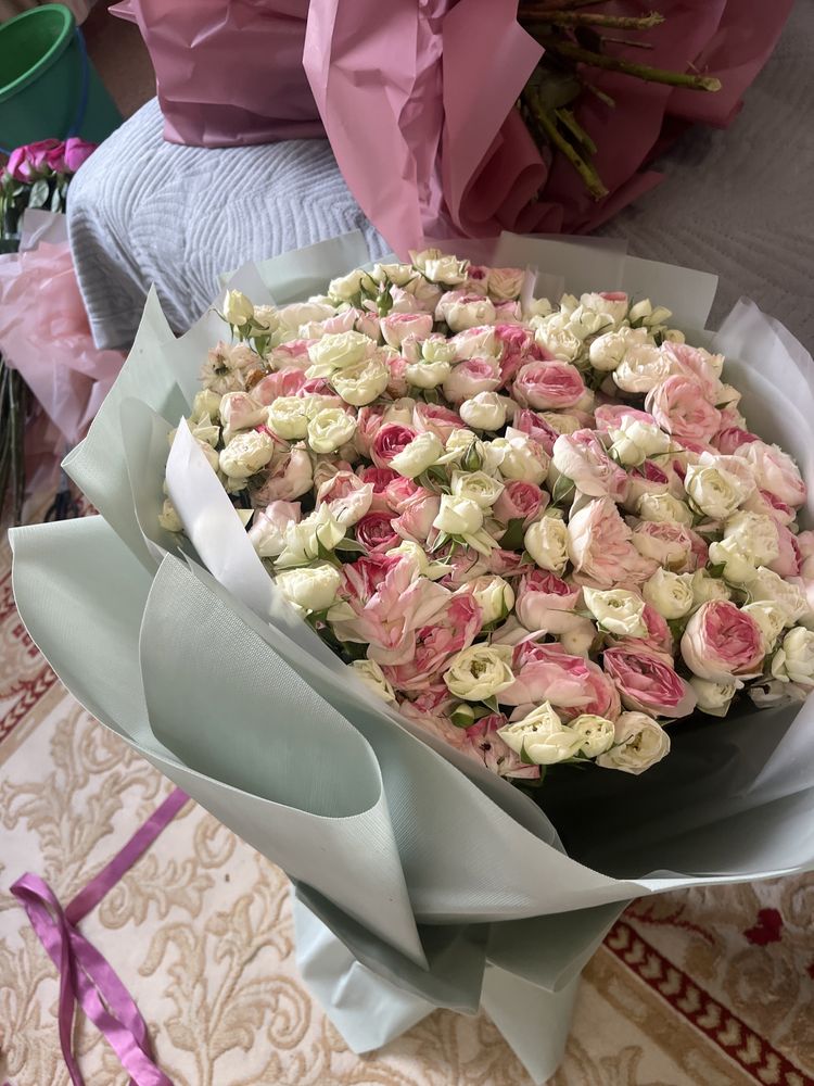 Цветы свежие кустовые розы,