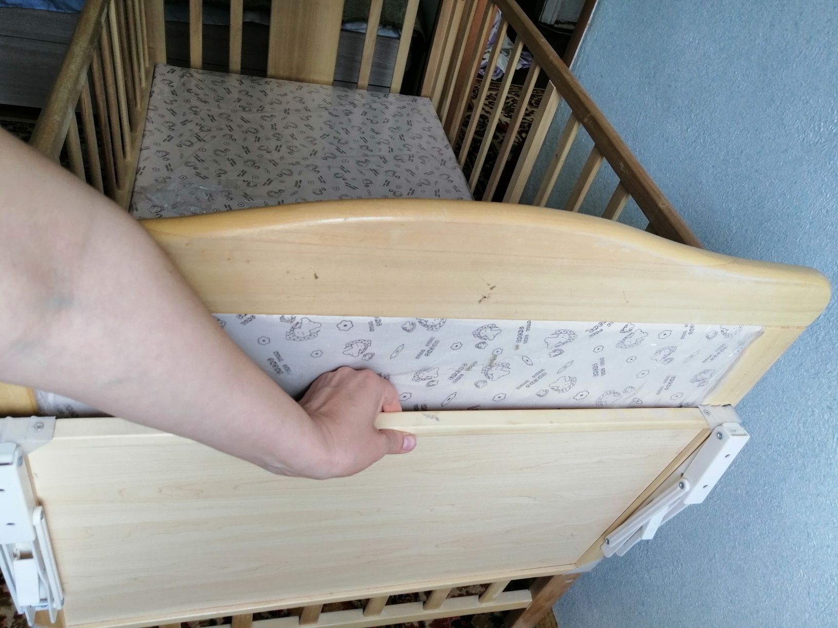 Продам кроватку детскую с люлькой полный комплект.
