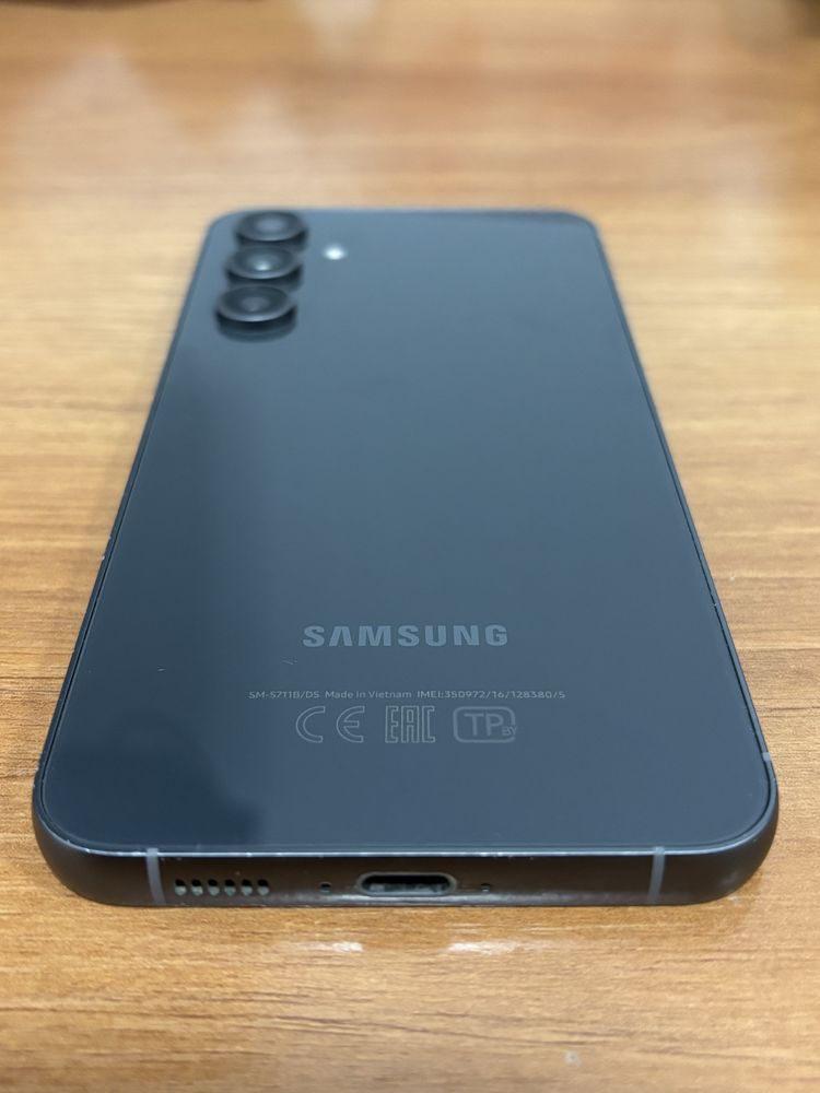 Продаю Samsung Galaxy S23 FE 256 ГБ, в отличном состоянии