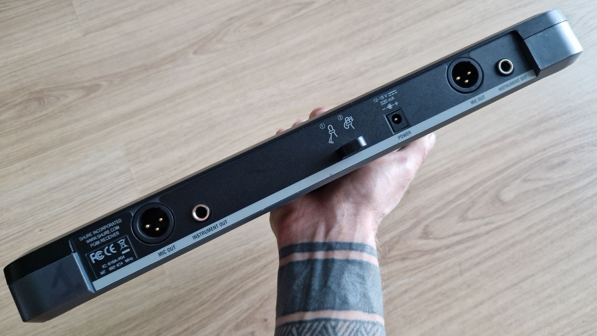 Продаю комплект Shure PG88 и 2 беспроводных микрофона PG58