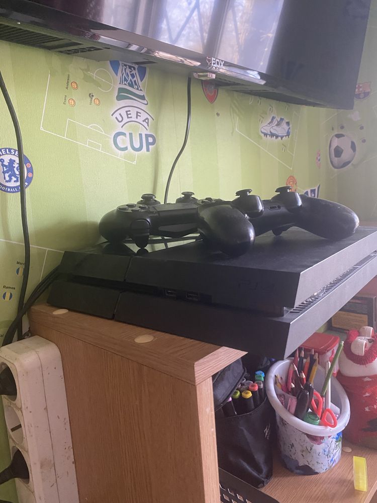 PS 4 с играми и дисками
