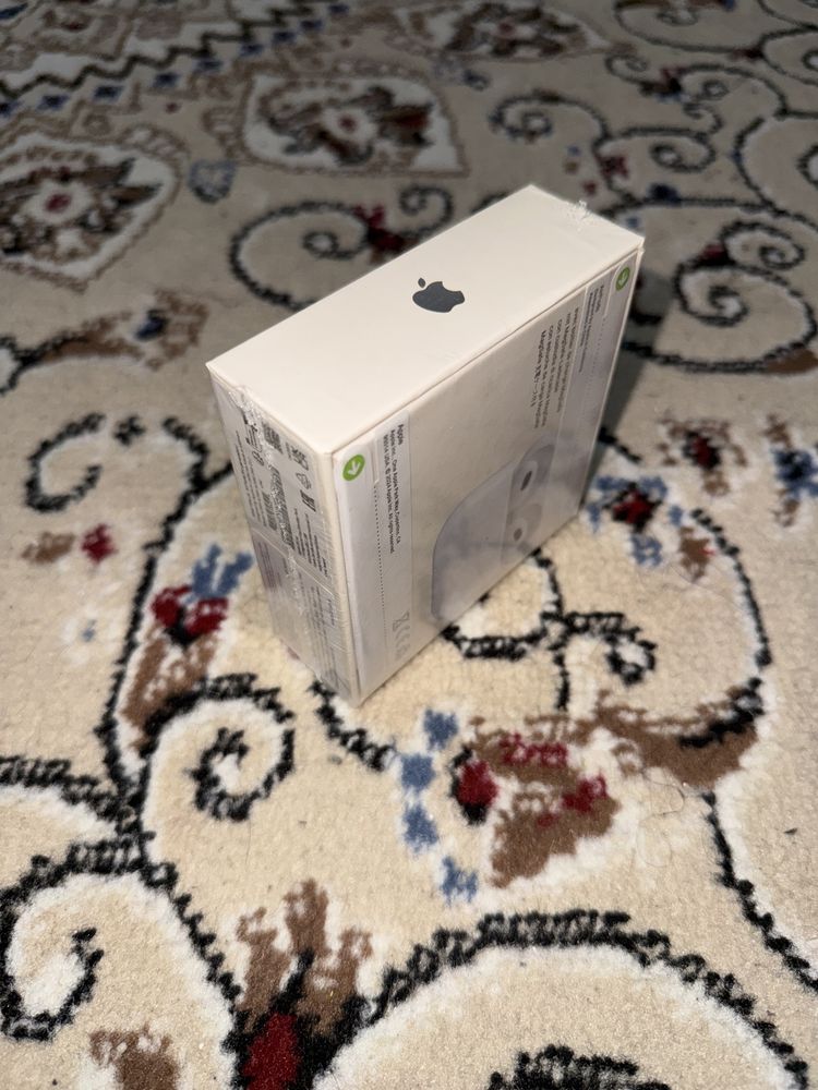Apple AirPods с MagSafe-чехлом для зарядки.