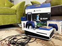 Sony PlayStation 5 двумя джостиками зарядной станцией и диском