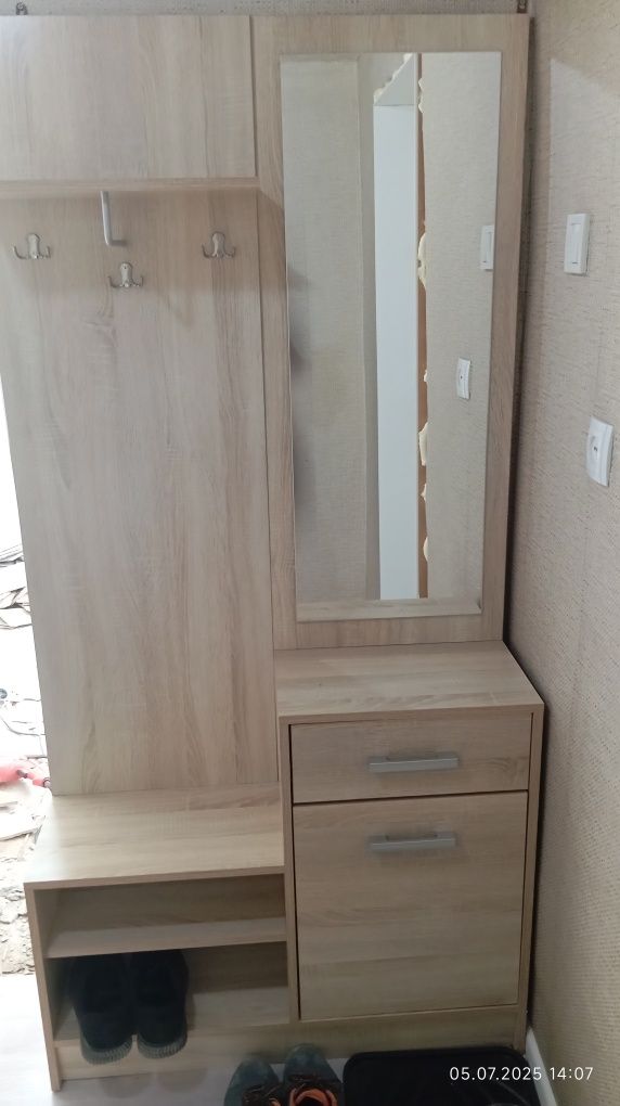 Шкаф в прихожую в хорошем состояние