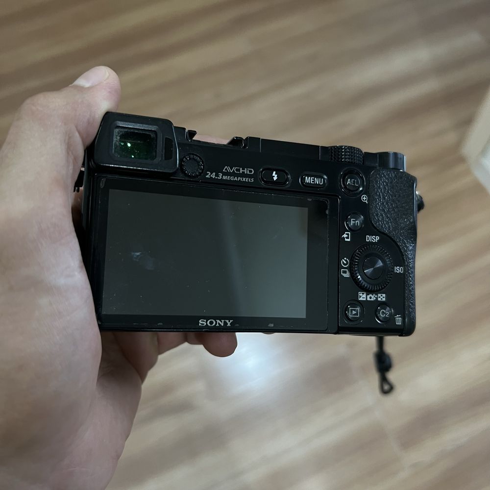 Продам камеру Sony a6000 , без объектива , только тушку.