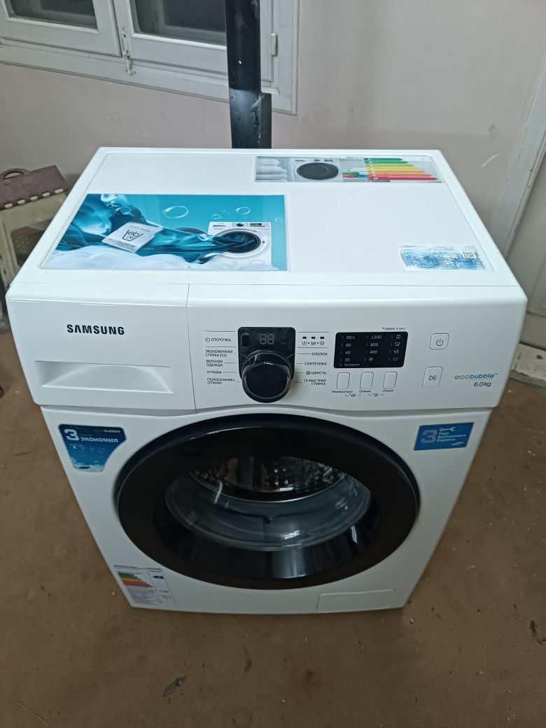 Стиральная машина Samsung 6kg практически новая.