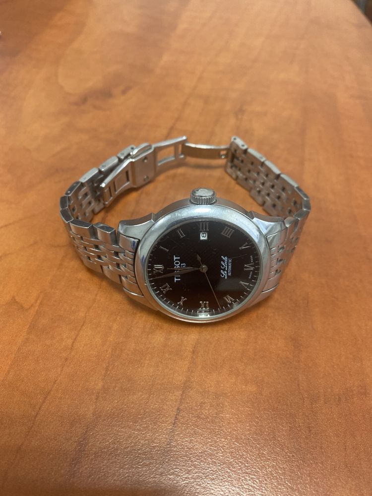 Наручные мужские часы марки TISSOT