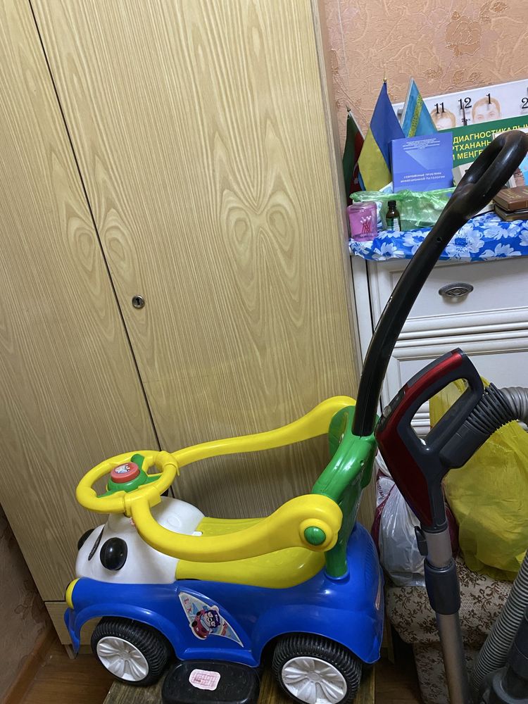 Продам машинку детскую