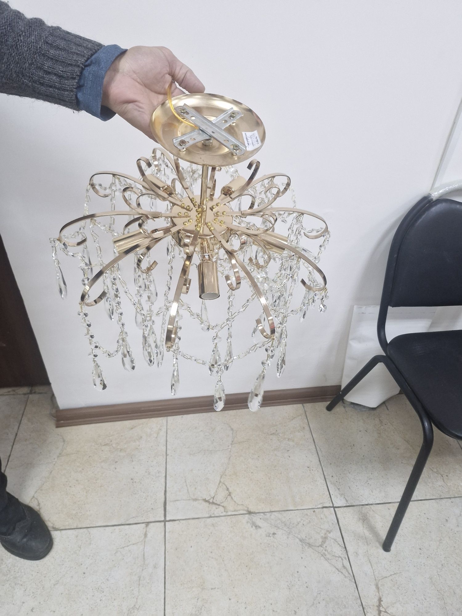 Люстра  , цвет золото , красиво смотрится ,новая.