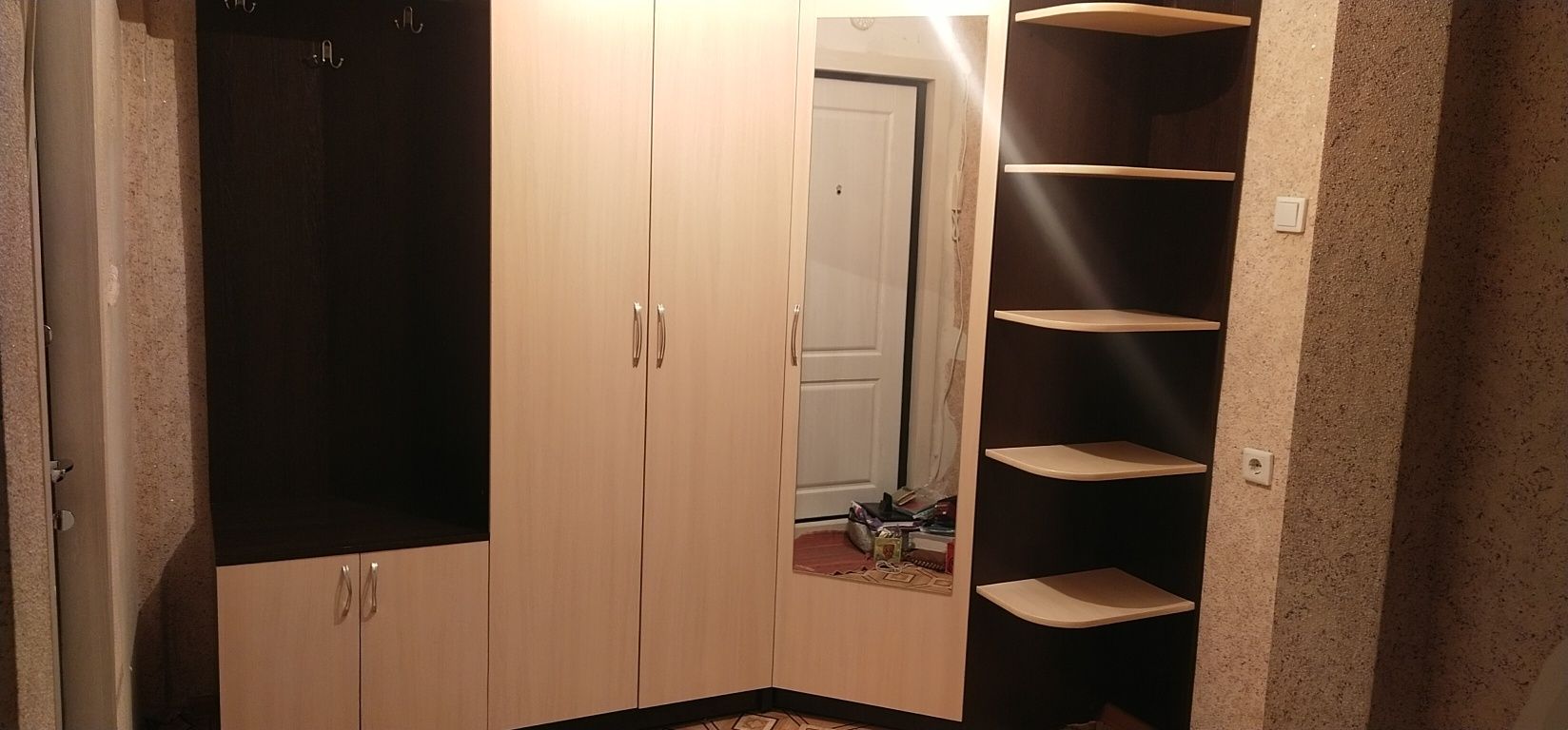 Продам шкаф угловой в прихожую комнату. Торг уместен.