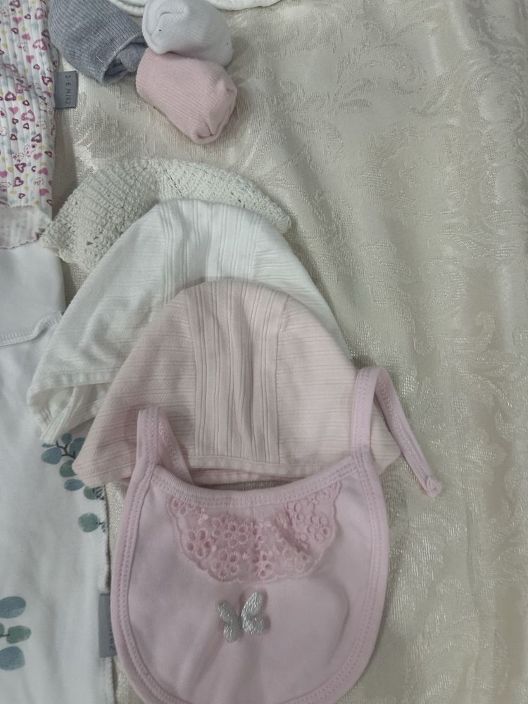 Чепчики, слюнявчики, ползунки, кофточки